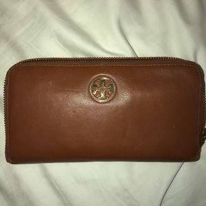 Used tory Burch wallet- tan